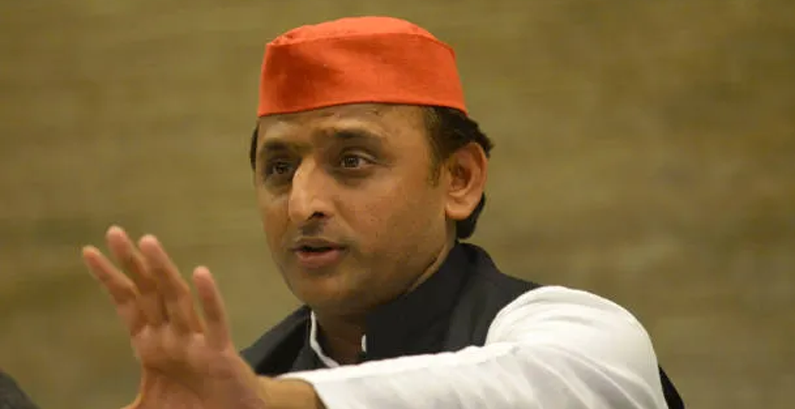 अखिलेश यादव पार्टी कार्यालय में संवाददाताओं को संबोधित करते हुए।