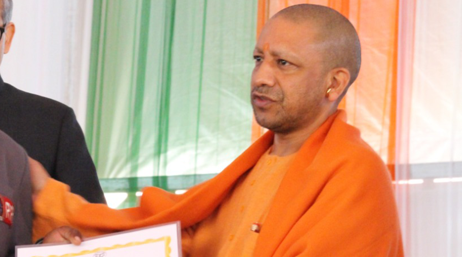 लोकभवन में नियुक्ति पत्र वितरण कार्यक्रम में खड़े नवनियुक्त अभ्यर्थी