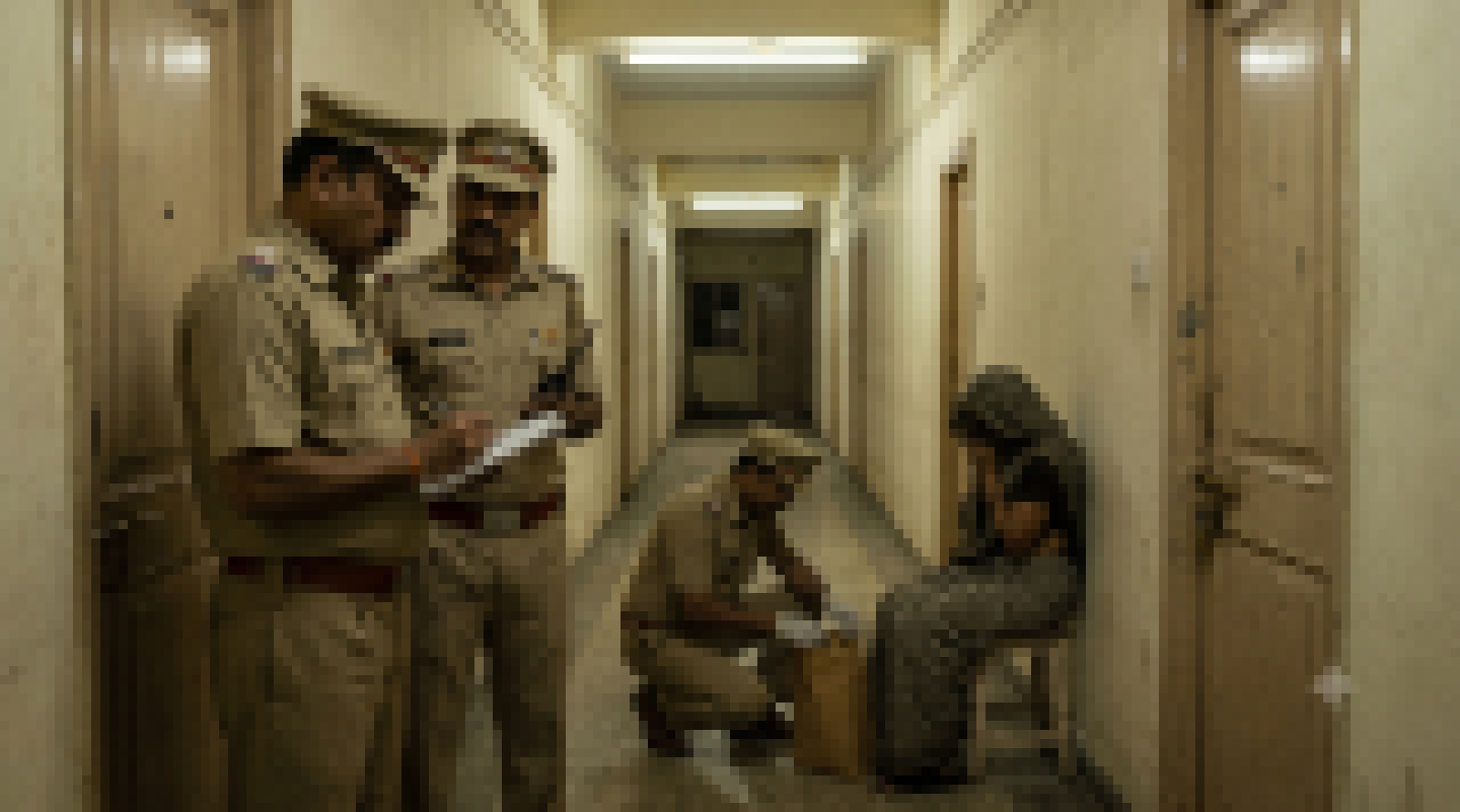 पुलिस टीम होटल में छापेमारी के दौरान साक्ष्य जुटाते हुए